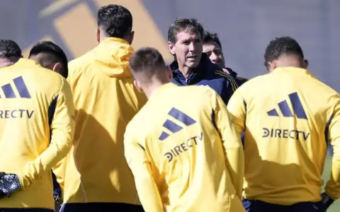 El DT de Boca Claudio Úbeda reparte indicaciones a sus dirigidos.