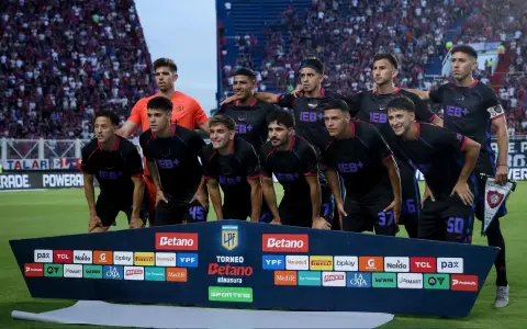 San Lorenzo, desangrándose en lo institucional, pero peleándola de pie en lo futbolístico.