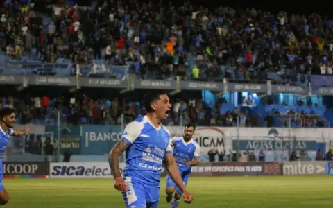 Lucas González celebra el gol que le dio el pase a la final por el ascenso a Primera a Estudiantes de Río Cuarto.