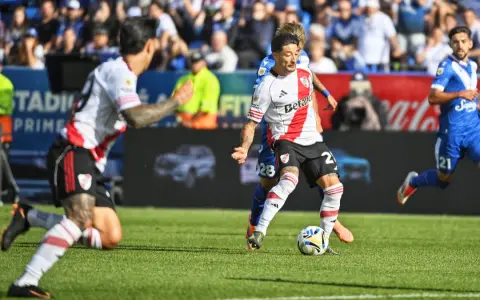 Milton Casco, de River, se lleva la pelota en un avance millonario.