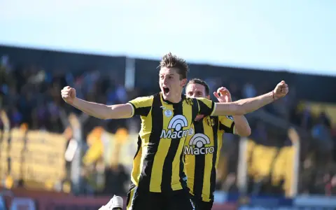 El festejo del gol de Santiago Postel. 