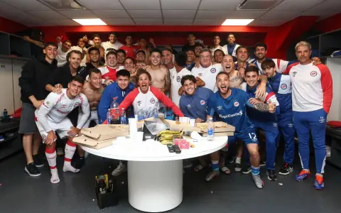 El festejo de Argentinos tras ganarle a Estudiantes, por el doble objetivo: asegurarse al menos el repechaje de Libertadores y playoffs del Clausura.