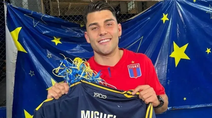 Ignacio Russo con la camiseta homenaje a su papá encontrada en Uruguay
