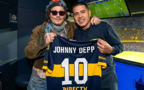 Juan Román Riquelme en su palco en la Bombonera junto a la celebridad Johnny Deep, visita ilustre en el partido del xeneize ante Tigre.