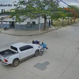 VIDEO: dos motociclistas resultaron heridos en un siniestro vial registrado por cámaras en Orán