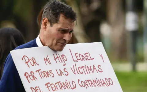 Un padre que pide justicia por la perdida de su hijo.