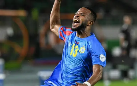 La alegría de un futbolista congoleño por meterse a un repechaje mundialista.