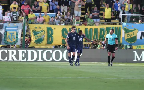 Sheyko Studer, de Independiente Rivadavia, celebra su gol junto a Sebastián Villa. 