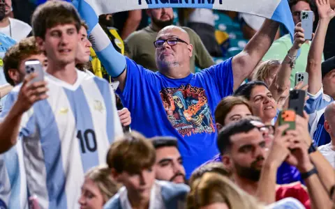 Hinchas argentinos palpitan el Mundial.
