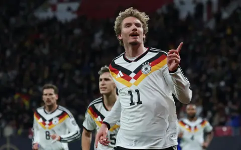 Nick Woltemade celebra el primer gol alemán en su goleada a Eslovaquia que le dio el boleto al Mundial.