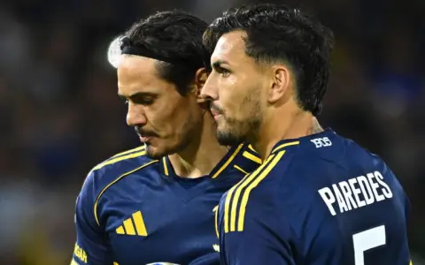 Edinson Cavani y Leandro Paredes, referentes de Boca, que se verá las caras con Talleres en los octavos de final del torneo Clausura.