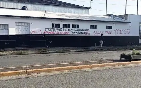 Las pintadas con amenazas al presidente de Central Norte en la sede del club.