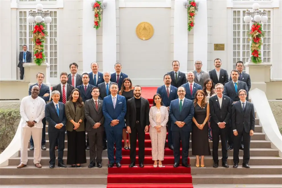 Bukele con directivos