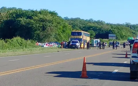 El colectivo de Fénix Turismo y atrás la ambulancia siniestrada