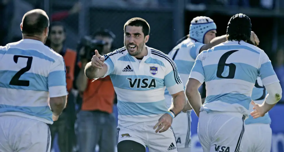 Juan Martín Fernández Lobbe celebrando un punto en el estadio Martearena