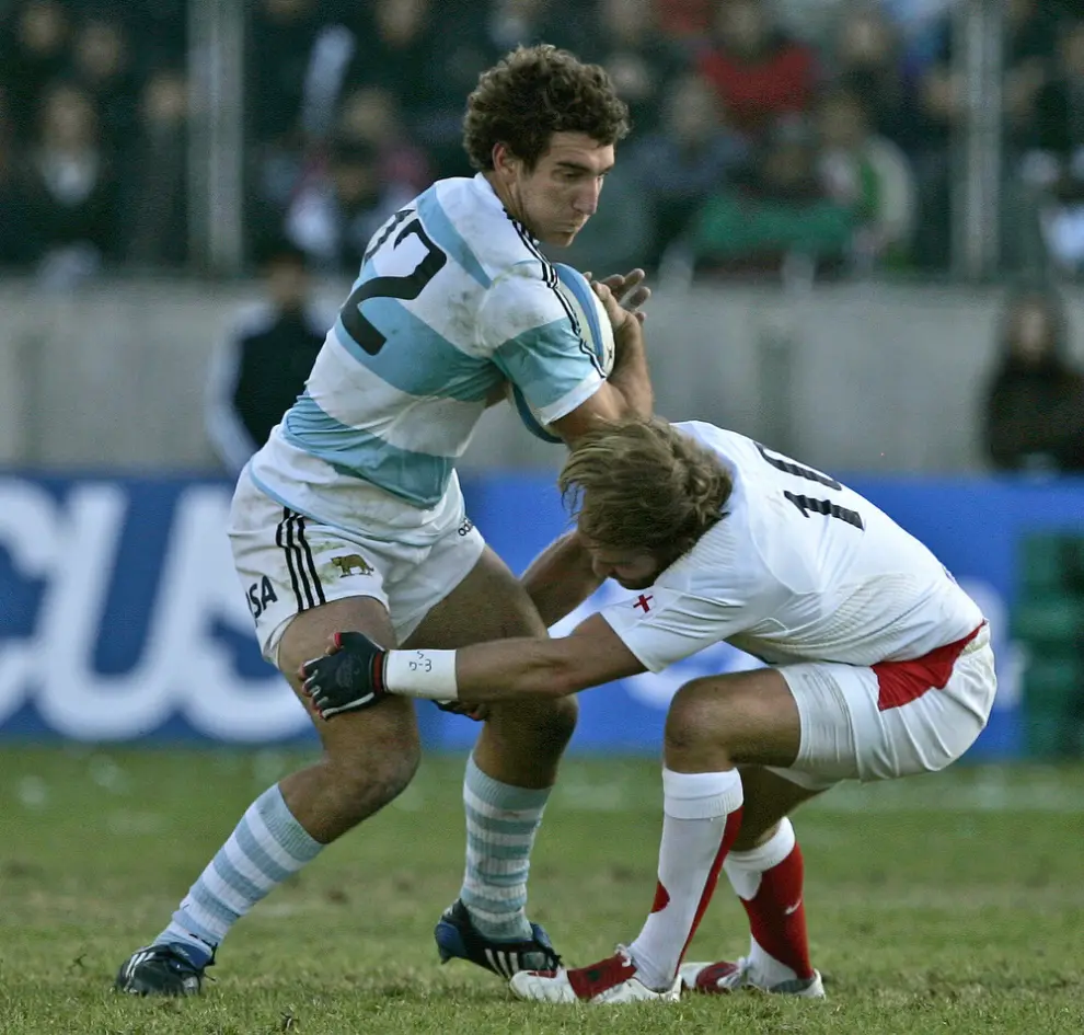 Santiago Fernández tratando de avanzar ante un inglés