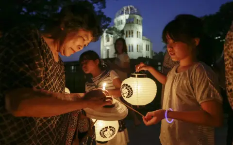 Niños y ancianos han encendido farolillos durante la procesión en memoria de las víctimas del ataque nuclear sobre Hiroshima 