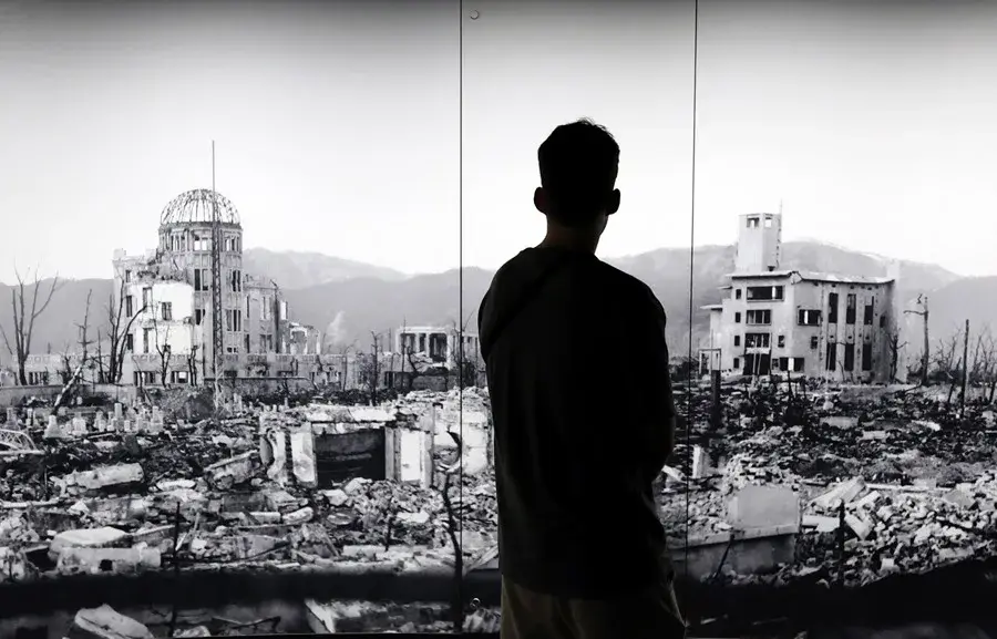 Un visitante observa una enorme fotografía de Hiroshima en el Museo Memorial de la Paz de Hiroshima