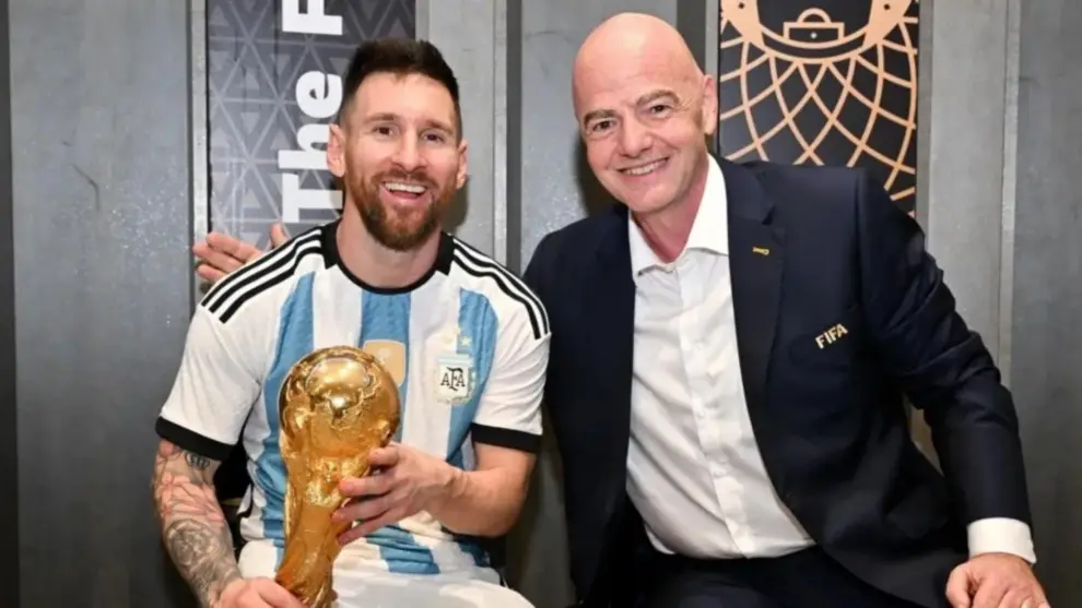Infantino junto a Messi tras la coronación en Qatar 2022