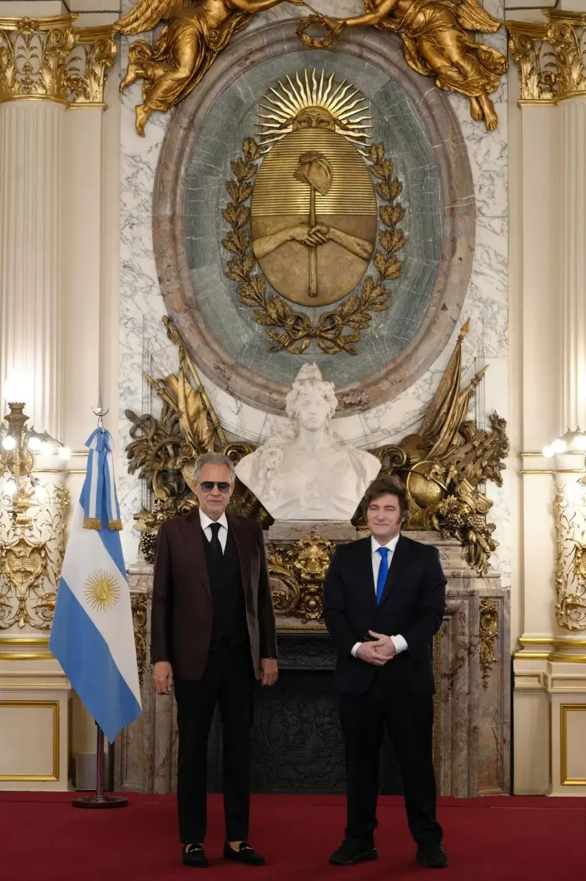 Andrea Bocelli y Javier Milei