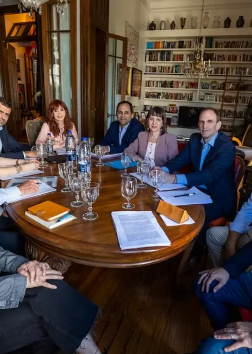 La ex presidente reunida con economistas en San José 1111