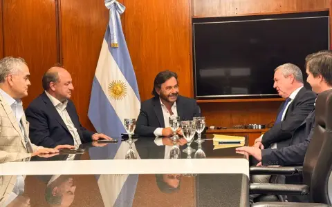 El gobernador Sáenz junto a empresarios.