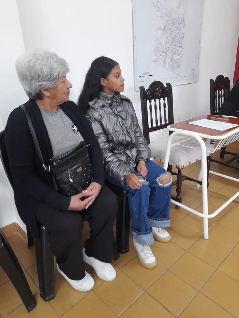 Martina con su incansable compañera, su abuela