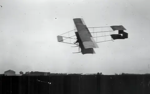 Un Farman III, tipo de biplano con el que se entrenaban y hacían exhibiciones en la década de 1910 (similar al utilizado por Paillette).”