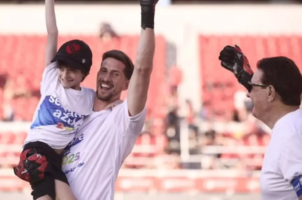 Rodrigo Rey junto a su hijo que padece TEA
