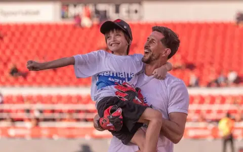 Rodrigo Rey y su hijo en la cancha de Independiente