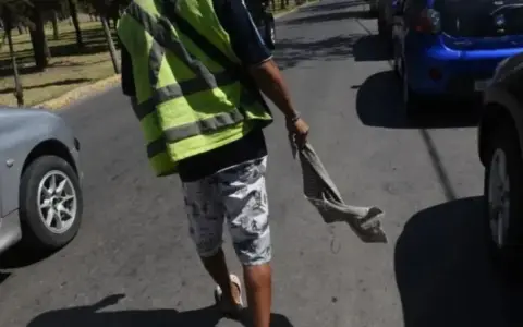 Los trapitos son cuestionados por el cobro ilegal de estacionamiento