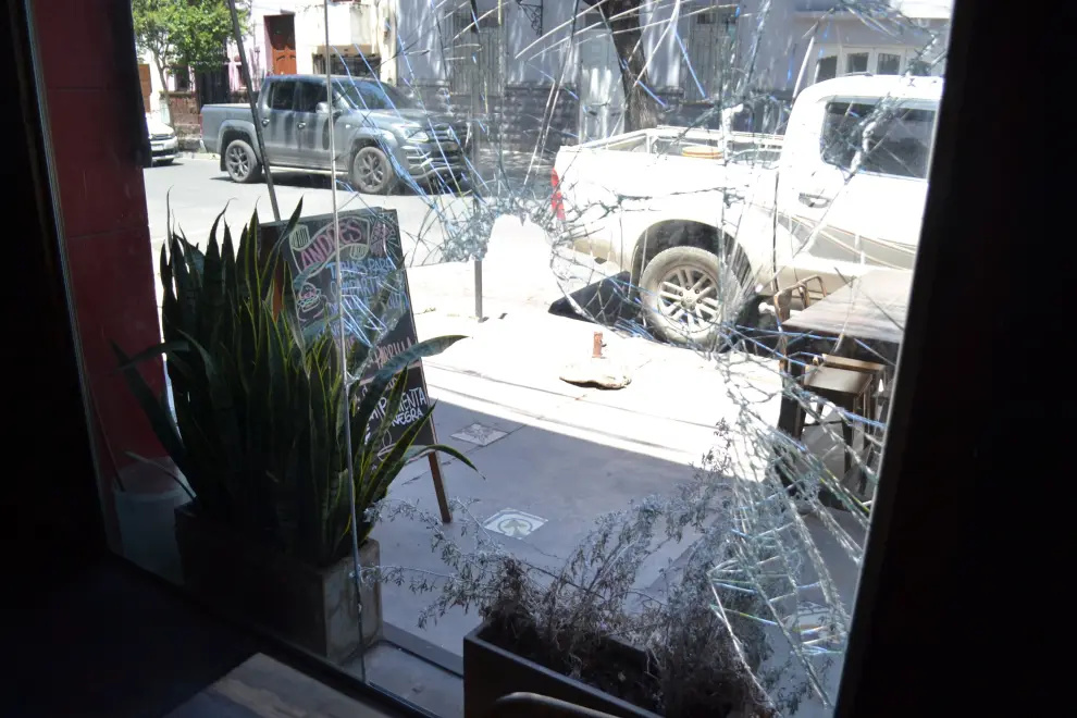 Así dejaron el vidrio de El Bodegón de Andrés para entrar a robar