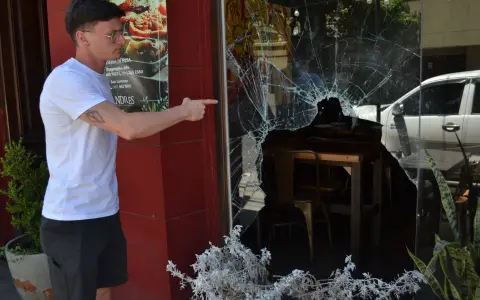 Guillermo Márquez (hijo) frente al destrozo que hicieron los delincuentes 