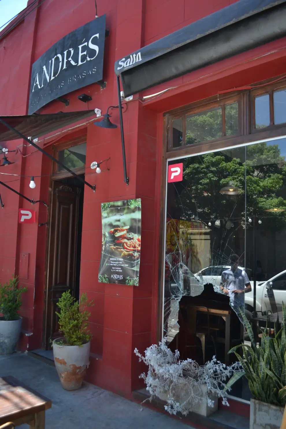 Así dejaron el vidrio de El Bodegón de Andrés para entrar a robar