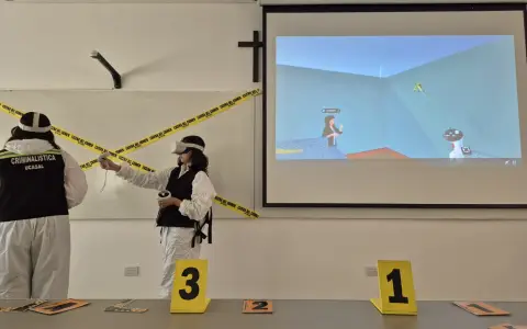 Con cascos de realidad virtual, los estudiantes recorren la vivienda reconstruida e inspeccionan los indicios dentro del espacio digitalizados.