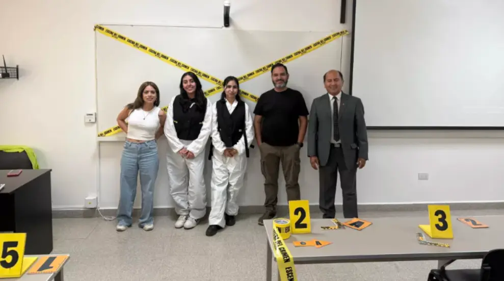 Félix Pelo (derecha) junto a sus colaboradores y alumnos.