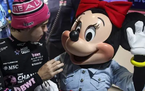 Franco Colapinto tuvo tiempo para saludar a Minnie Mouse, el icónico personaje de Disney, en su estadía en Las Vegas.
