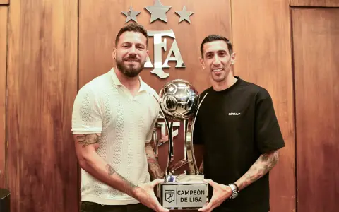 El festejo de Ángel Di María tras el título que le otorgó la AFA, junto a Jorge "Fatura" Broun.