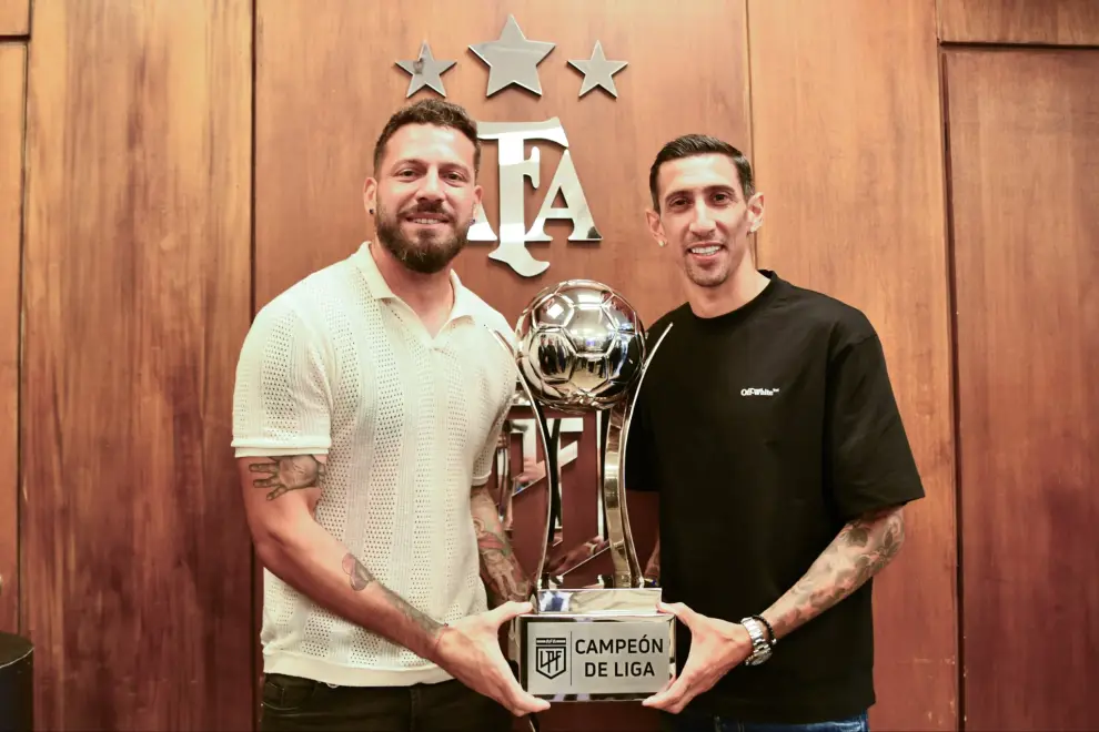 El festejo de Ángel Di María tras el título que le otorgó la AFA, junto a Jorge "Fatura" Broun.
