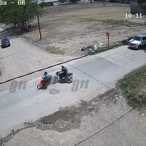 VIDEO: violento choque entre motociclistas en pleno centro de Orán: dos jóvenes hospitalizados