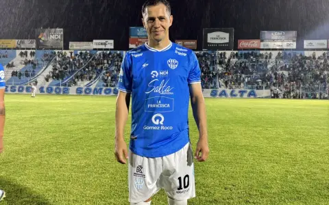 Walter Busse con la camiseta de su último club, Gimnasia y Tiro, donde jugó desde 2021 y logró dos ascensos.