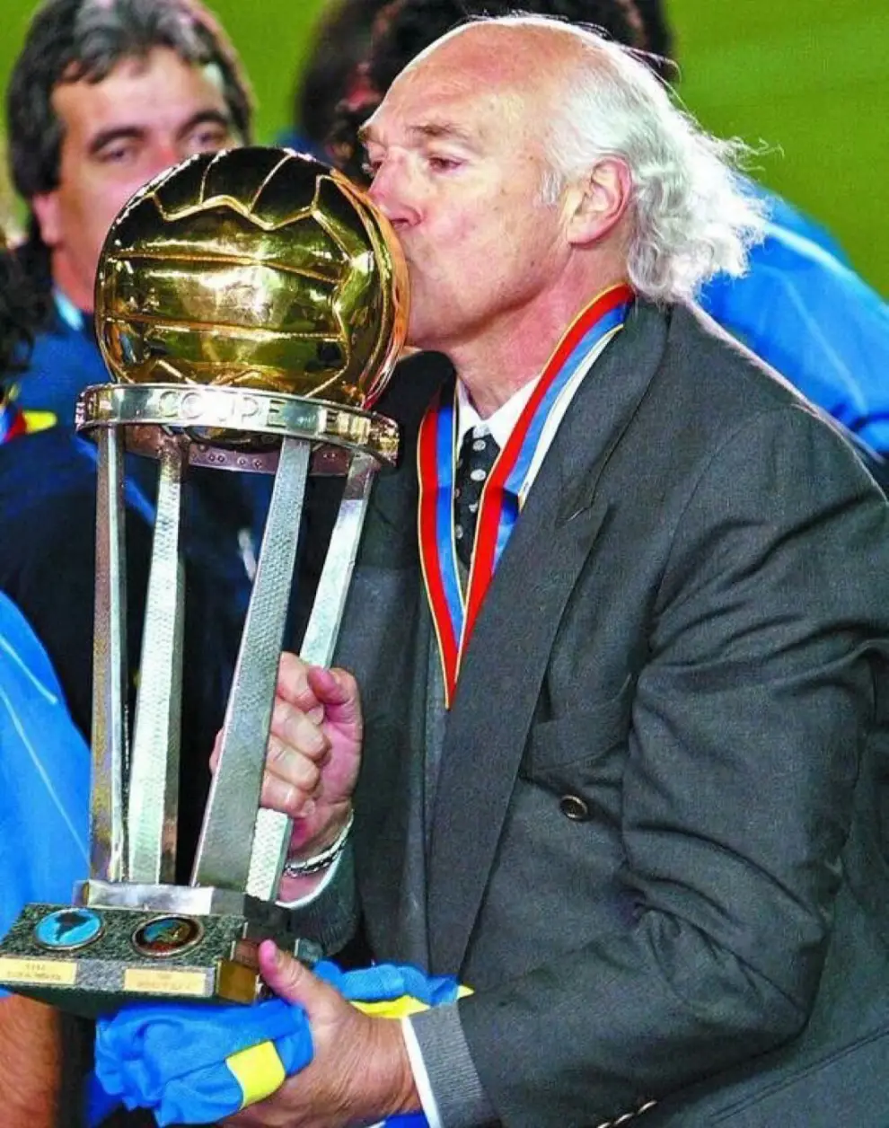 Carlos Bianchi, alzando la Copa Intercontinental con Boca tras ganarle al Real Madrid en Tokio, en 2000.
