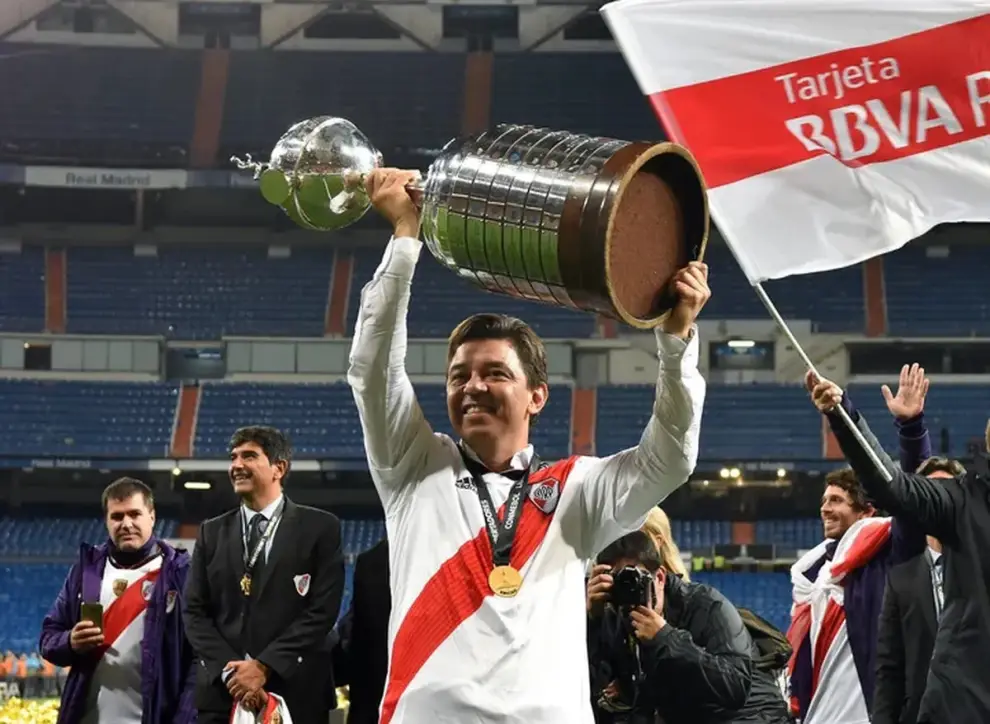 Marcelo Gallardo levantando la Copa Libertadores en el Benabéu, en 2018.