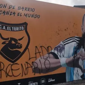 "Mercenario" y "ladrón": vandalizaron el mural de Di María en la puerta del club de su infancia en Rosario