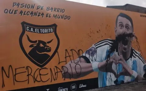 El mural de Ángel Di María en el club donde comenzó a jugar al fútbol, vandalizado por desconocidos.