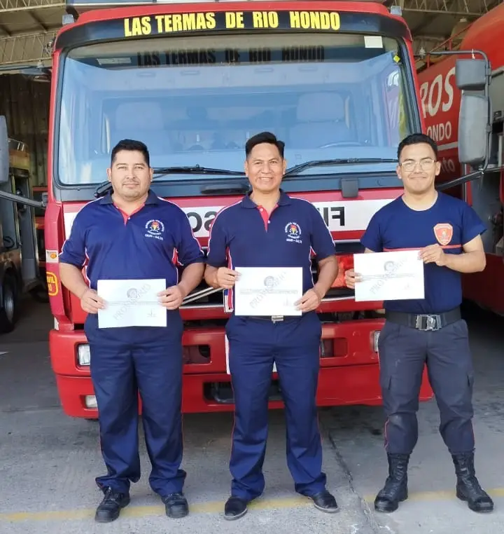 Bomberos de Orán con el título obtenido en Santiago.