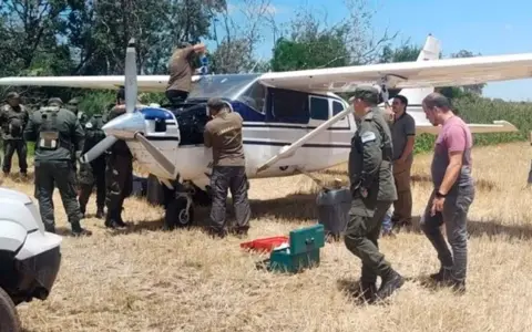 Avioneta con la bandera de Bolivia