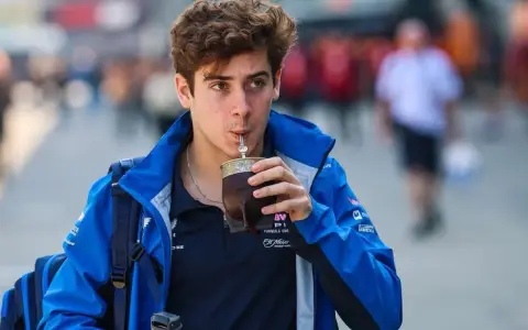 Franco Colapinto tomando mate en la víspera de una prueba.