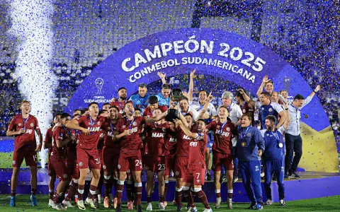 Tras una final infartante con alargue incluido, Lanús venció por penales a Mineiro y se consagró campeón de la Copa Sudamericana 2025.