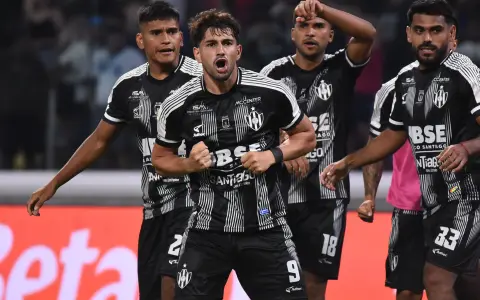 Central Córdoba, el equipo del vicepresidente de la AFA Pablo Toviggino, eliminó a San Lorenzo con un arbitraje muy polémico.